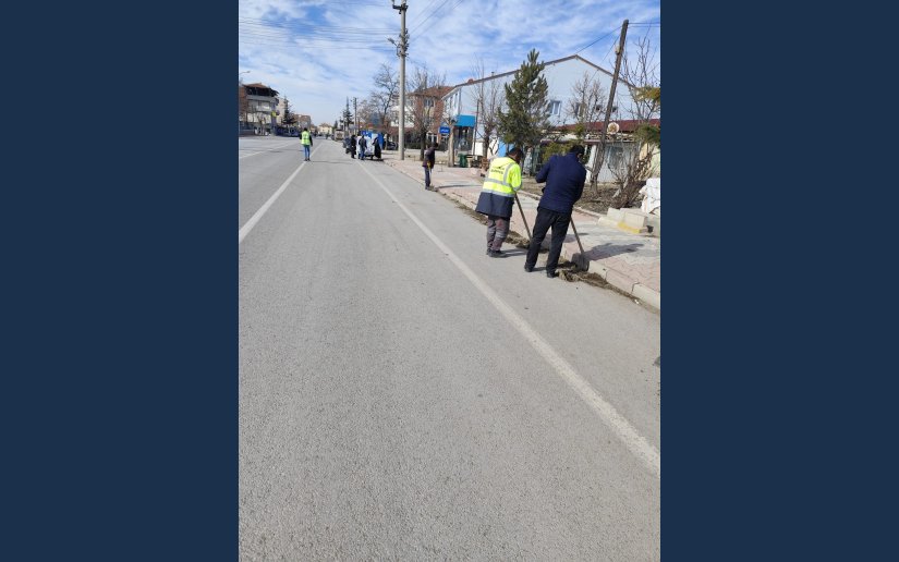 TUZLUKÇU BELEDİYESİ İLÇE GİRİŞİNDE YOĞUN TEMİZLİK ÇALIŞMASI BAŞLATTI 