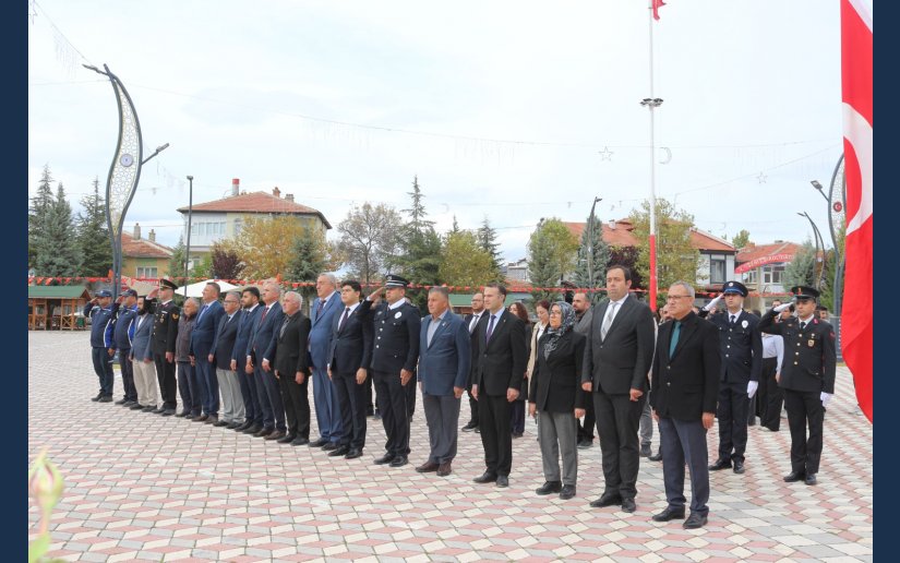 İLÇEMİZ’DE 29 EKİM CUMHURİYET BAYRAMI ÇELENK SUNMA PROGRAMI YAPILDI