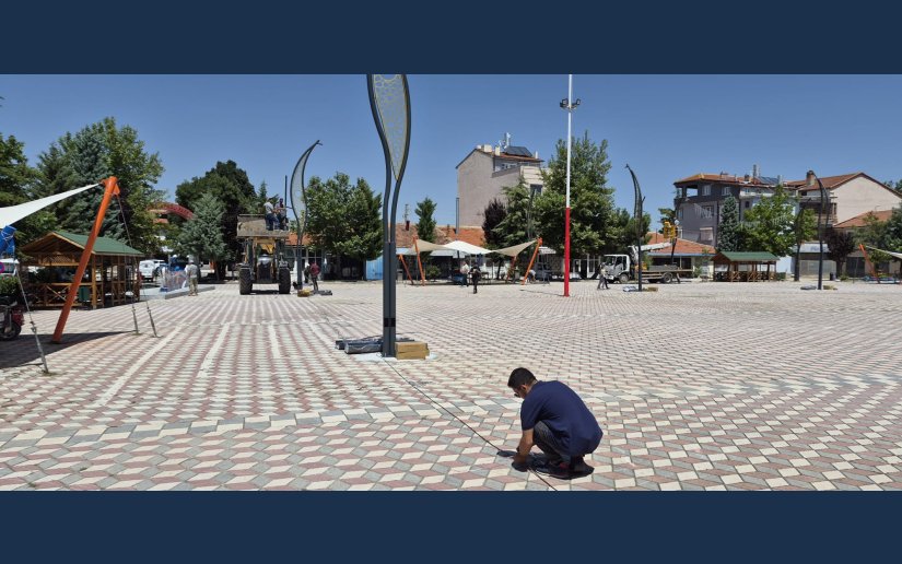 CUMHURİYET MEYDANI IŞIKLANDIRMA ÇALIŞMALARINA DEVAM EDİLİYOR...