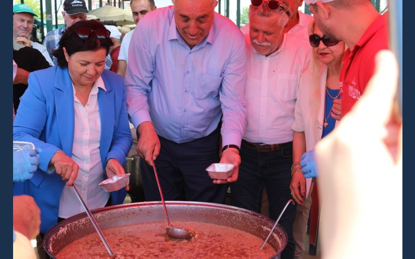 TUZLUKÇU BELEDİYESİ’NDEN AŞURE İKRAMI  