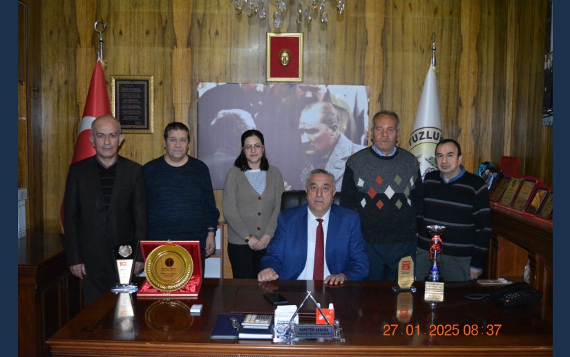 BAŞKAN AKBUĞA ÖDÜL SEVİNCİNİ PERSONEL İLE PAYLAŞTI