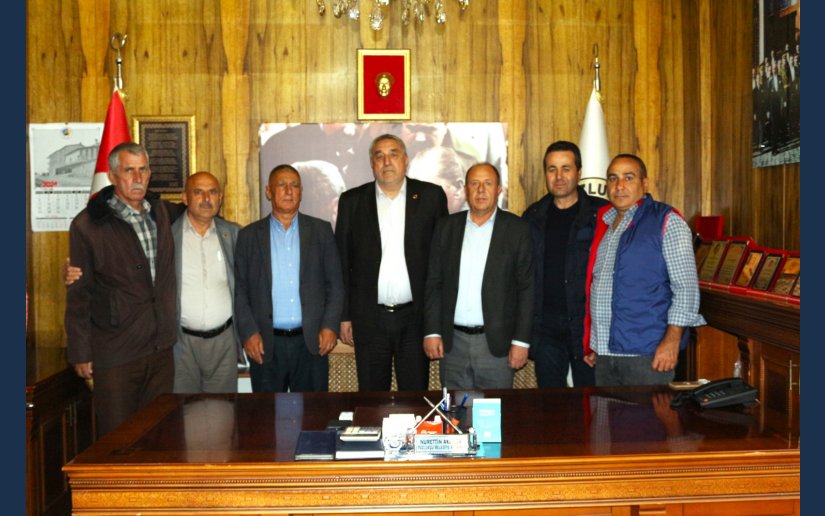 BAŞKAN AKBUĞA EMEKLİ OLAN BELEDİYE PERSONELİMİZE PLAKET VERDİ 