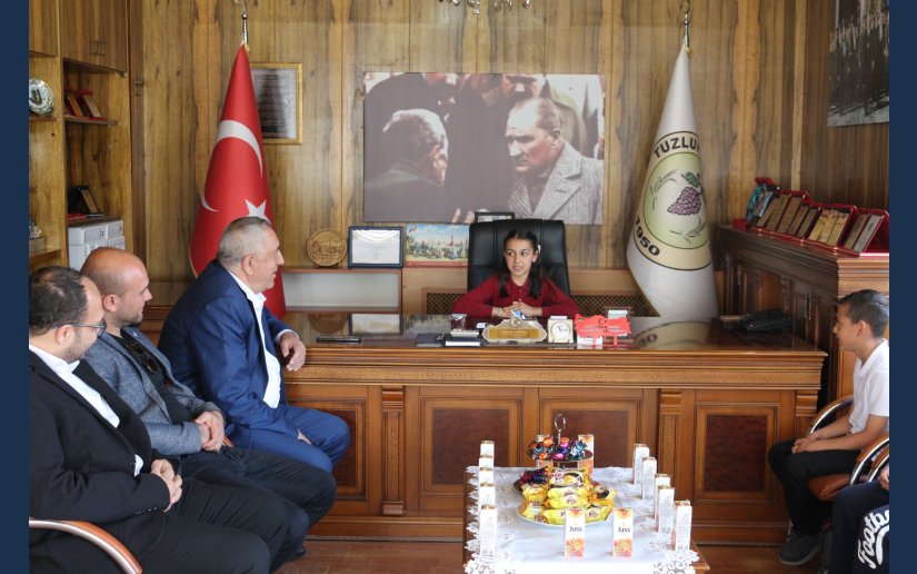 23 NİSAN’DA BAŞKANLIK KOLTUĞU MİNİKLERE EMANET EDİLDİ